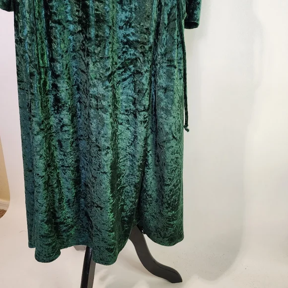 Vintage green Crushed velvet Renaissance lace up long dress - Picture 2 of 11